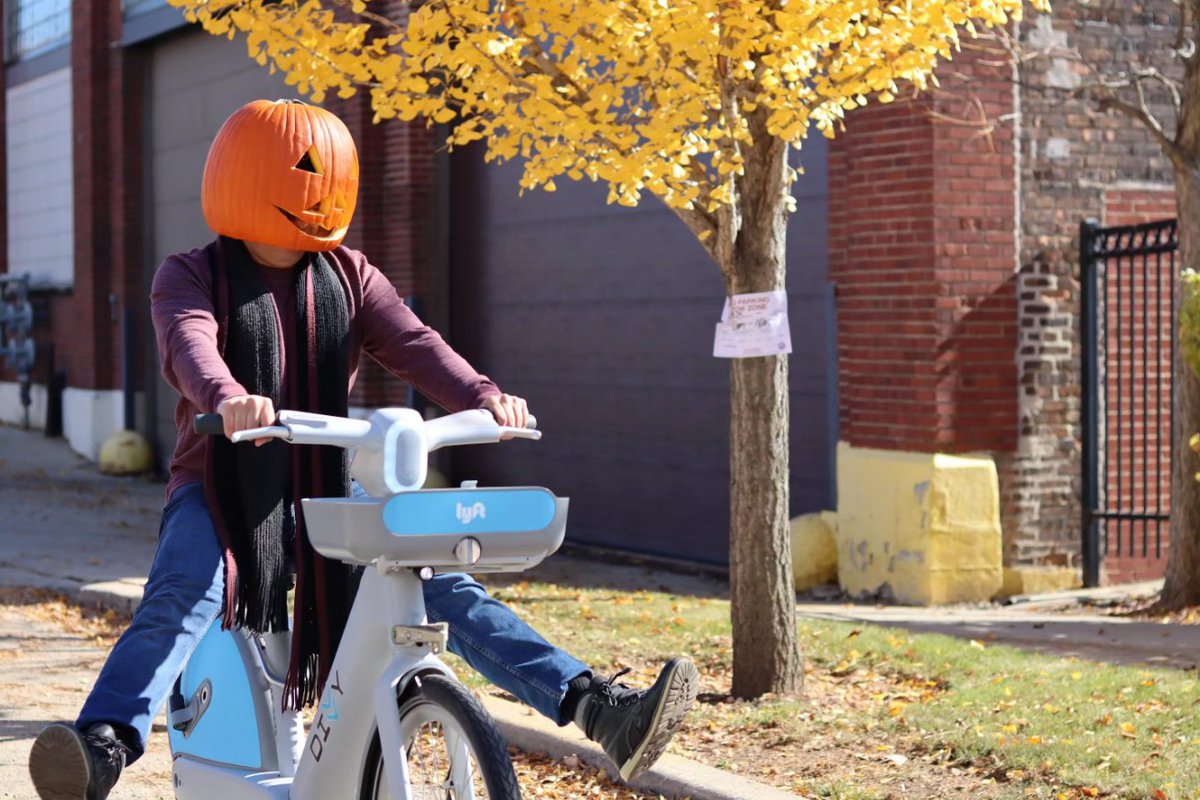 Is it too early to get our spook on? 🎃🚲

#SpookySeason #FallVibes  #Divvy #DivvyBikes #Chicago #BikeCHI #Halloween #Pumpkin