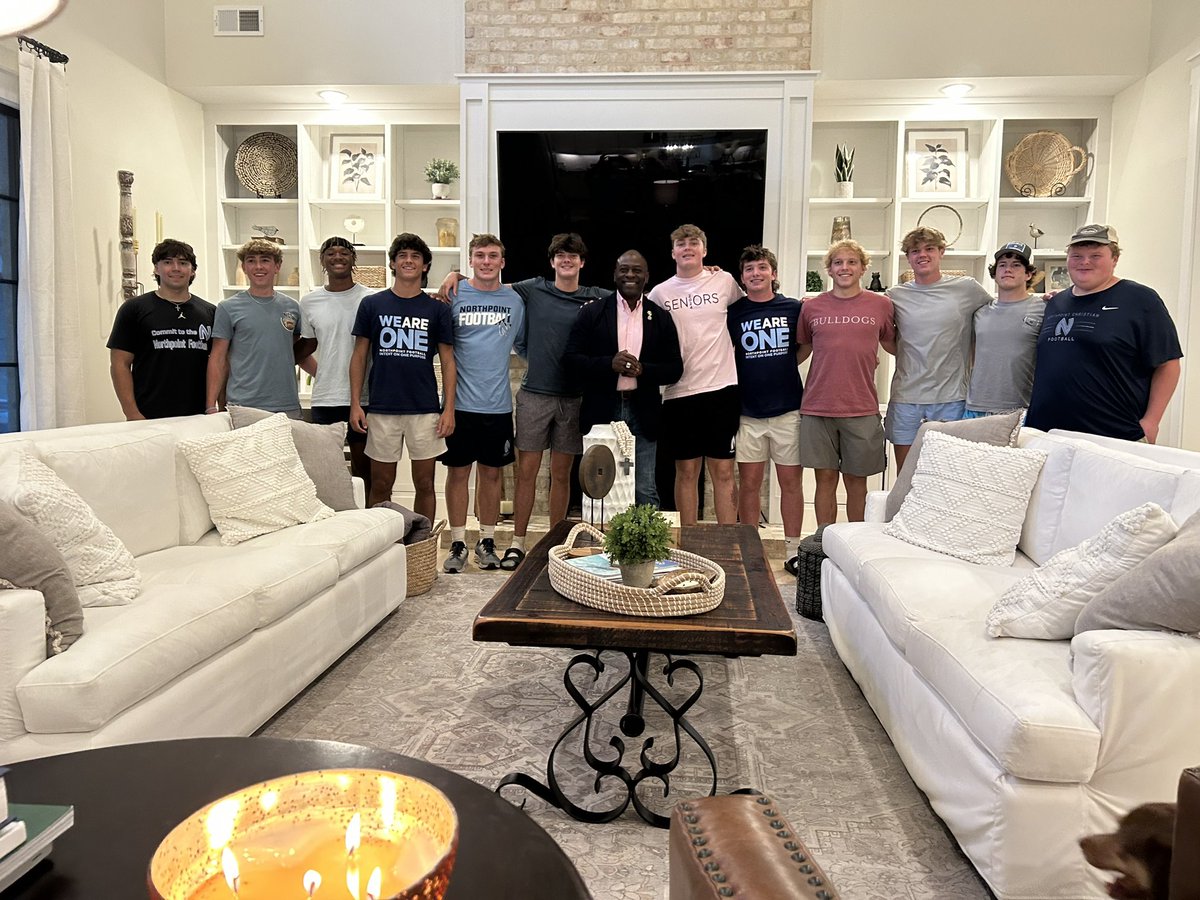 jdp1205's tweet photo. It was great having @thomasetuggle come and talk to our @NORTHPOINTFB seniors tonight. Special thanks to the Parolli’s and the Bunch’s for all the help doing these dinners. @NCSThePoint https://t.co/c2nFzREcwf