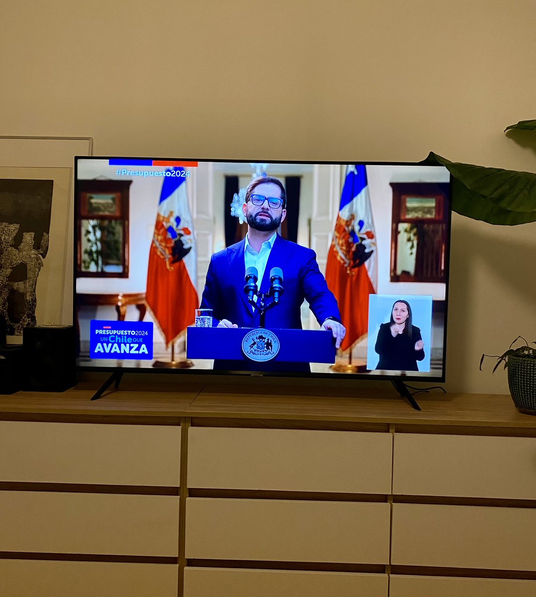 _caroarredondo's tweet photo. Escuchando a nuestro presidente✨ @GabrielBoric
#Presupuesto2024
#unchilequeavanza https://t.co/Wdwb2xaWgn