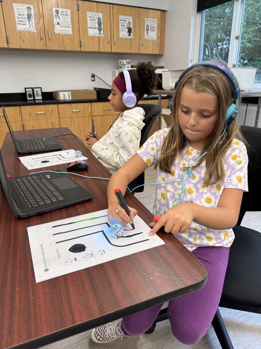 MrsKCutler's tweet photo. 3rd grade students loved working in centers for the first time today! #teched #learningisfun @dealschool https://t.co/CqR3VUKQNf