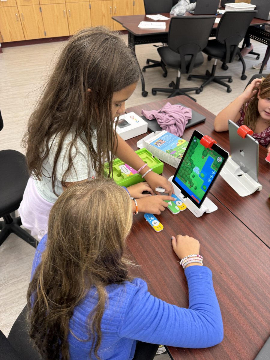 MrsKCutler's tweet photo. 3rd grade students loved working in centers for the first time today! #teched #learningisfun @dealschool https://t.co/CqR3VUKQNf