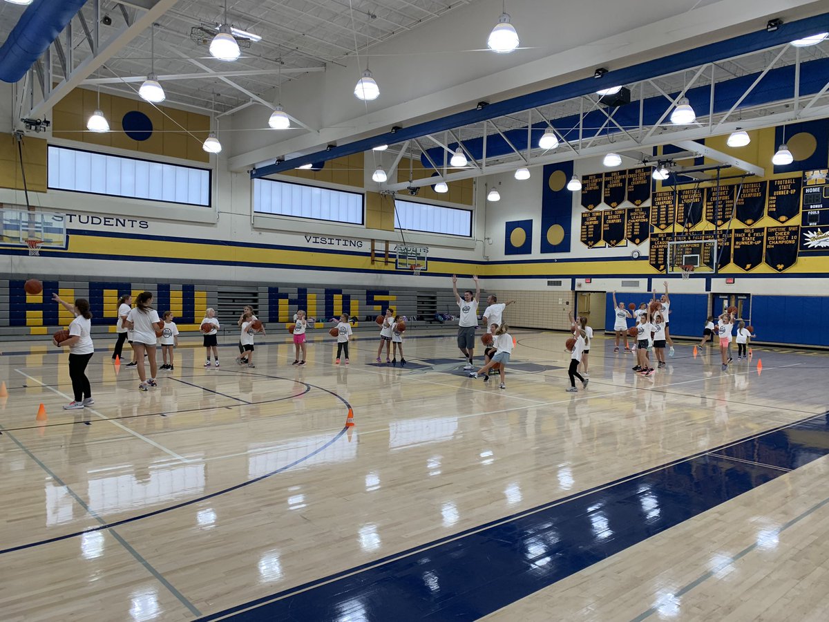 WilmingtonGBB's tweet photo. Such a fun week w/my varsity helpers &amp; elementary campers! Great week of teaching basketball, playing games &amp; bonding with the current &amp; future lady hounds! This program is so BLESSED to have such great people involved from staff, players (old and young)&amp; parents! #futureisbright https://t.co/ToAyqbIuhS