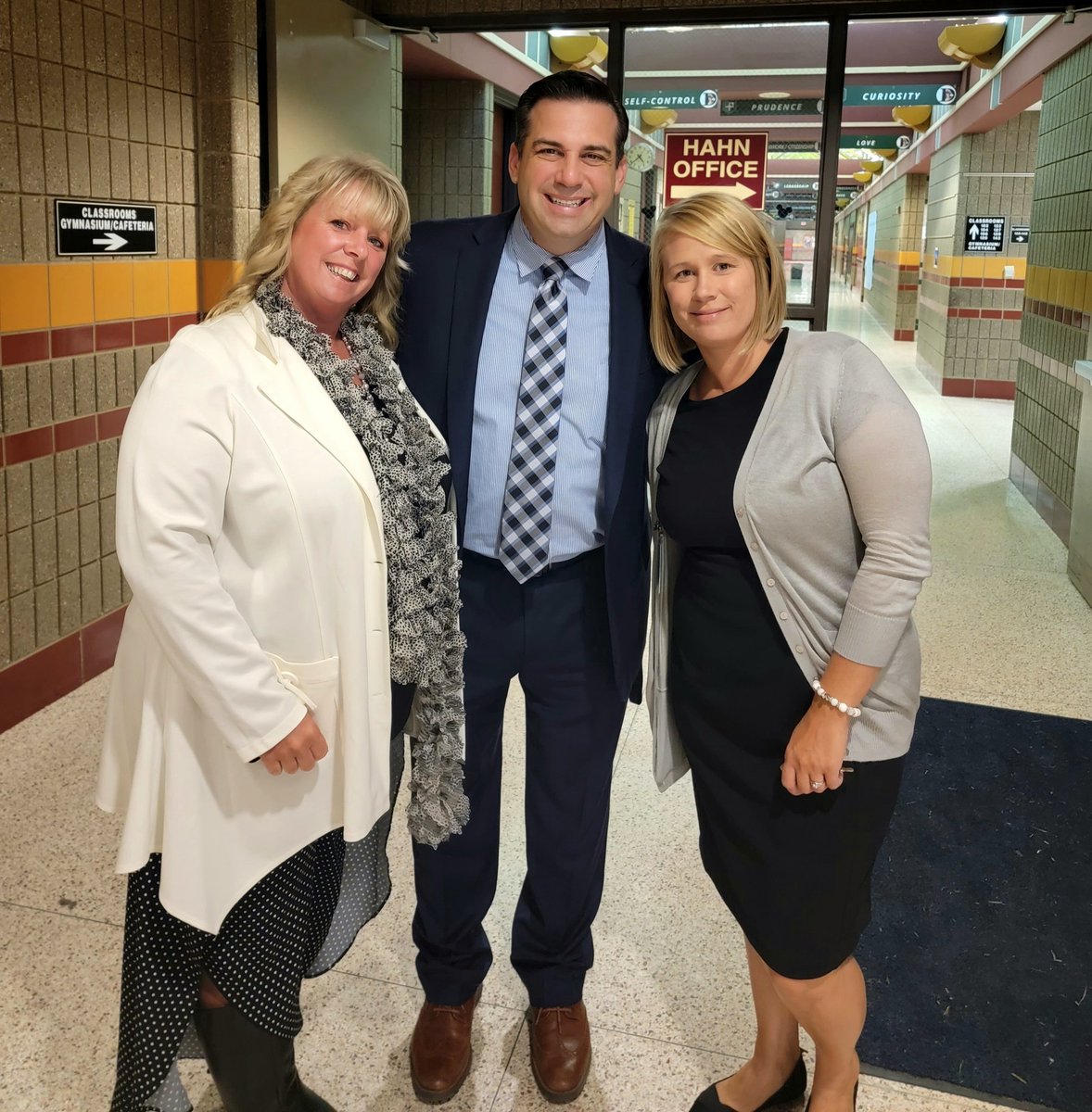 vgilbert3's tweet photo. It's good to be back @MEMSPA !Verle Gilbert Principal of #Hahnintermediate @DavisonSchools ready to learn with all of you during #MemspaChat https://t.co/2OXECMkkWa