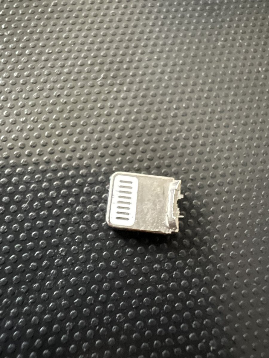 ebisu_nobuchin's tweet image. 悲報
ライトニングケーブル死亡

#ライトニングケーブル
#壊れた
#予備はある