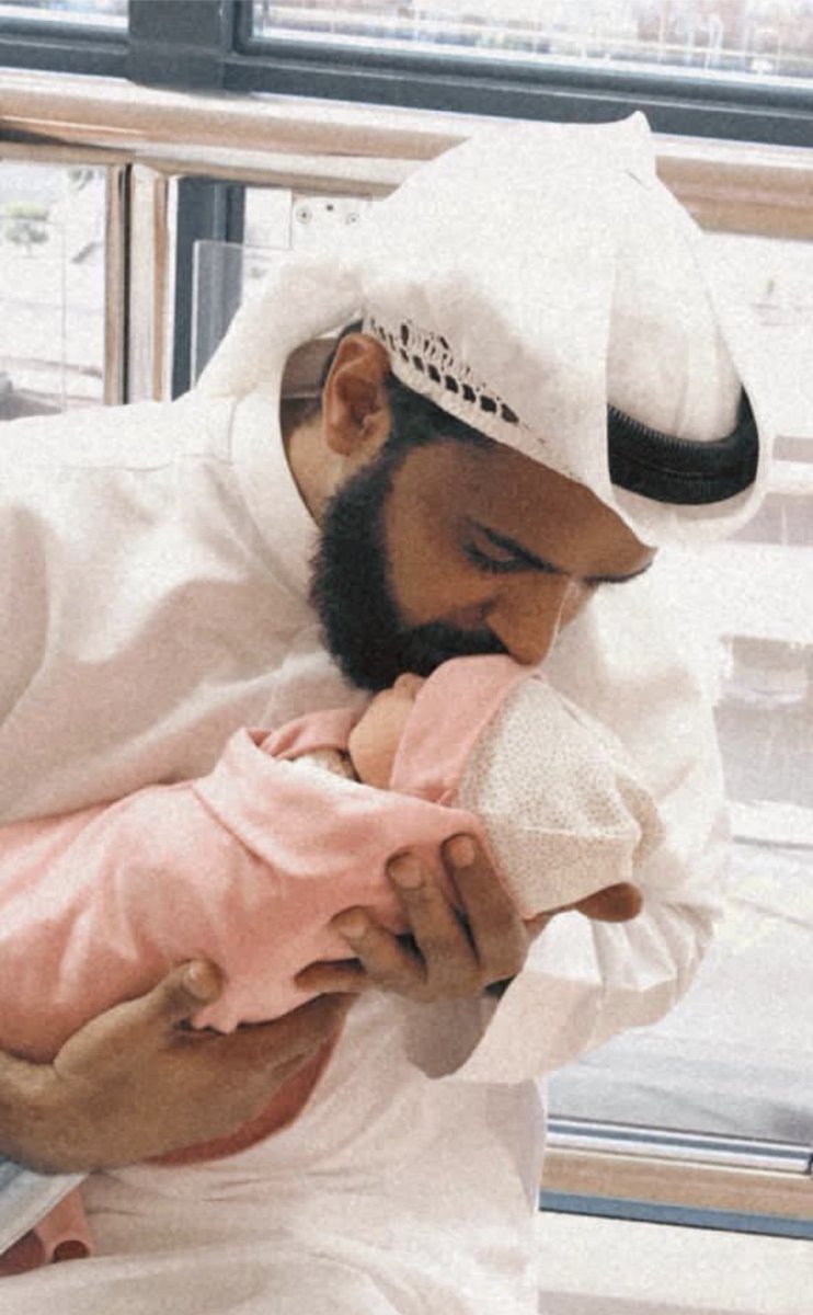 khaledalradadi's tweet photo. يابنت توّي عرفت الحب وش يعني؟
 وأنا احسبنّي ولد سوق الرومنسيّه

تبـارك اللي بعد ما شفتك أقنعٌني
 انّه خلق من بنات الطيـن حوريّه

يا ريحة امّي لو الذّكرى تطاوعني
 ما كفكـفتْ فرحة الميلاد مرثيّة 

توّي عرفت الغلا من وين يوجعني 
لا ياملا راحـة الفردوس يـا مَـيّـه :

ماني مـغـنّي عشـان الظّلّ يتبعـني 
طـرْد المقـفِّي مهي عـادة قوافـيّه

 ورّيته  الشمس مطفـيّه وسمّعني
حِسّ احتراقي يقول الشمس مطفيّة

وااراسي اللي عصبته لين صدّعني
عـيّـا يفـكّ الصّـداع بدون حـريّه

ربّي عطاني على قدّي وطمّـعـني
دربي حقيـقي وخطـواتي خياليّه

لو ثقب الابره طريق الحلم ياسعني
ماينْـكسر خاطر المعروف بِـيْدَيَّه

🙏من مكة  @FazzahKhaled إلى مشاركة الذكريات واللحظات الجميلة معكم.
شكرًا جزيلاً ولكم جميعًا :🌹

*أعتذر عن مصدر الضجيج من المدينة- 🙂أنا