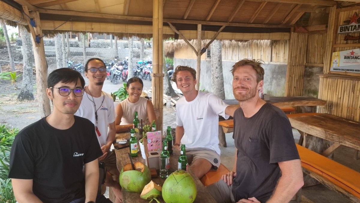 How often are you meeting up with your colleagues for sunset + coconut? 🌅  Or just for a lunch in the city ?

#remotework #gathering #team #members #coconut #sunset #qualitytime