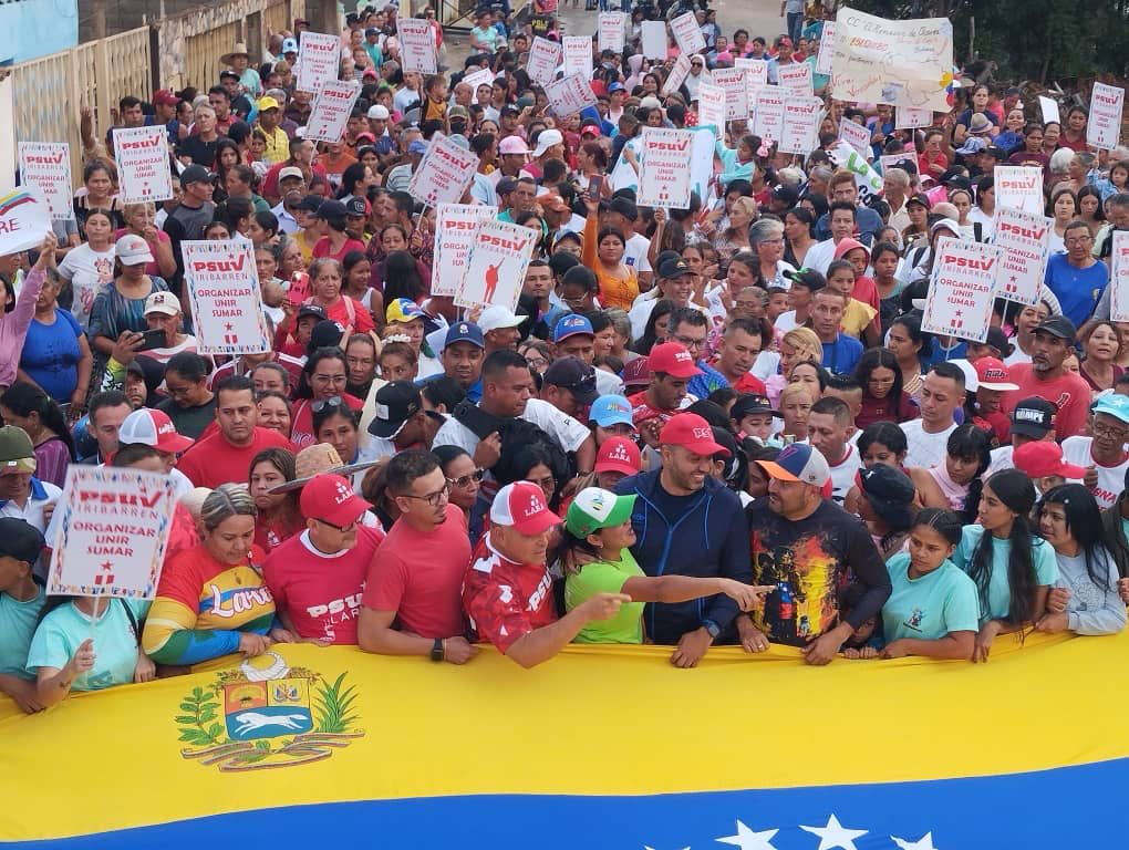 PsuvIribarrenVe's tweet photo. #MarchaPopular el pueblo heroico una vez más asume su rol protagónico, a una voz alzan bandera en contra del imperialismo. ¡Estamos contigo @NicolasMaduro!
#PatriaYPaz #ConMaduroMásPueblo ♥️ https://t.co/hvJNOT2XfG