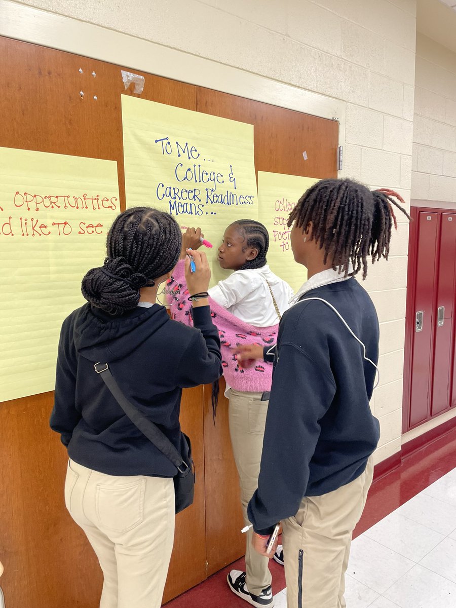 MsR_Bmore's tweet photo. It’s the student engagement on Back To School Night for me! 😍 #DunbarPoets #CCR #BmoreDoMore https://t.co/NWoiDnJDjI