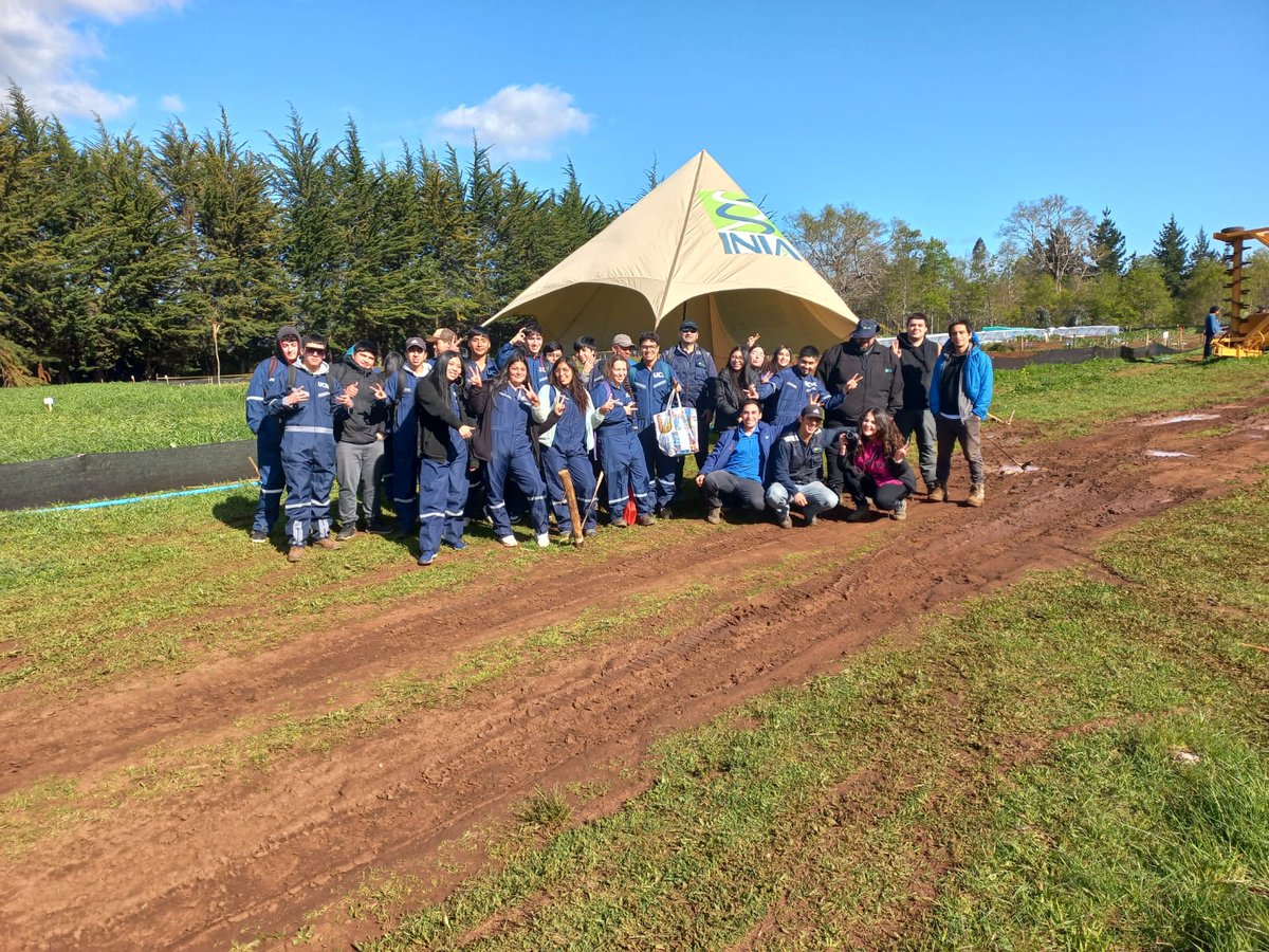 RavilesR's tweet photo. Estudiantes de la @ucscconcepcion sede Cañete del Área Agropecuaria visitan Unidad de Trabajo del Proyecto @iniachile @gorebiobio "Transferencia tecnológica y extensión agropecuaria para productores de Provincia de Arauco" en @Gendarmeria_CL CET Cañete. https://t.co/LUxK8e5xiW