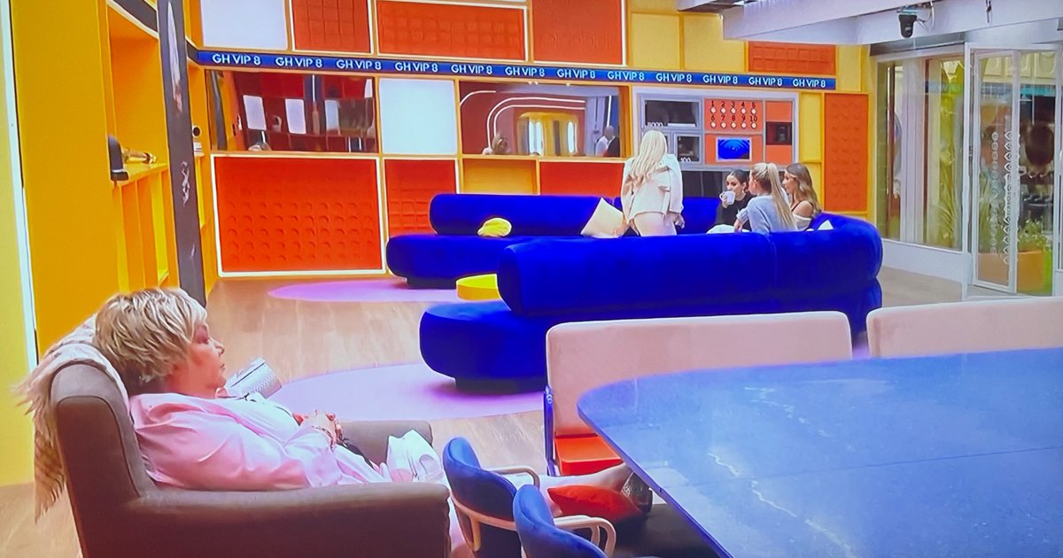 KokoroMiss's tweet image. Karina sentada viendo todo arder… #GHVIPGala3