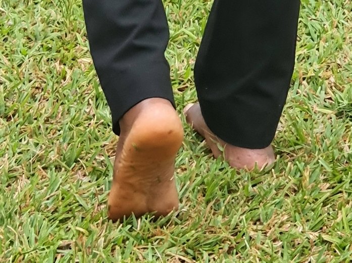 drkasenene's tweet image. It's "shoes off" weekend.

Please take off those shoes. Walk barefoot as much as you can.

Many health benefits.
- helps you sleep better
- neutralises imflammation causing free radicals 
- lowers stress effects 
- linked with improvements in eye sight, nerve issues and blood…