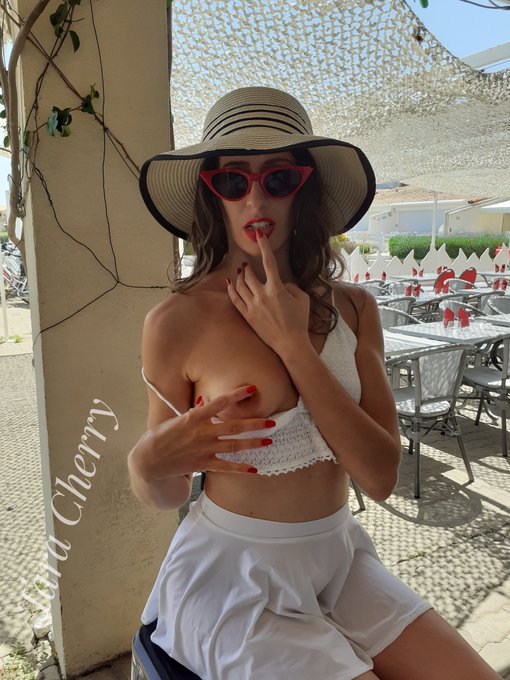 Je vous souhaite un bon #vendrediseins mes Cherry's 😘 H&acirc;te d'&ecirc;tre &agrave; la soir&eacute;e, je sors en club et je<a href="/tag/vendrediseins"class="tags">#vendrediseins</a><a href="/tag/sexy"class="tags"><span>#sexy</span></a><a href="/tag/hot"class="tags"><span>#hot</span></a><a href="/tag/publicnudity"class="tags"><span>#publicnudity</span></a><a href="/tag/hotwife"class="tags"><span>#hotwife</span></a><a href="/tag/libertine%20"class="tags"><span>#libertine </span></a>