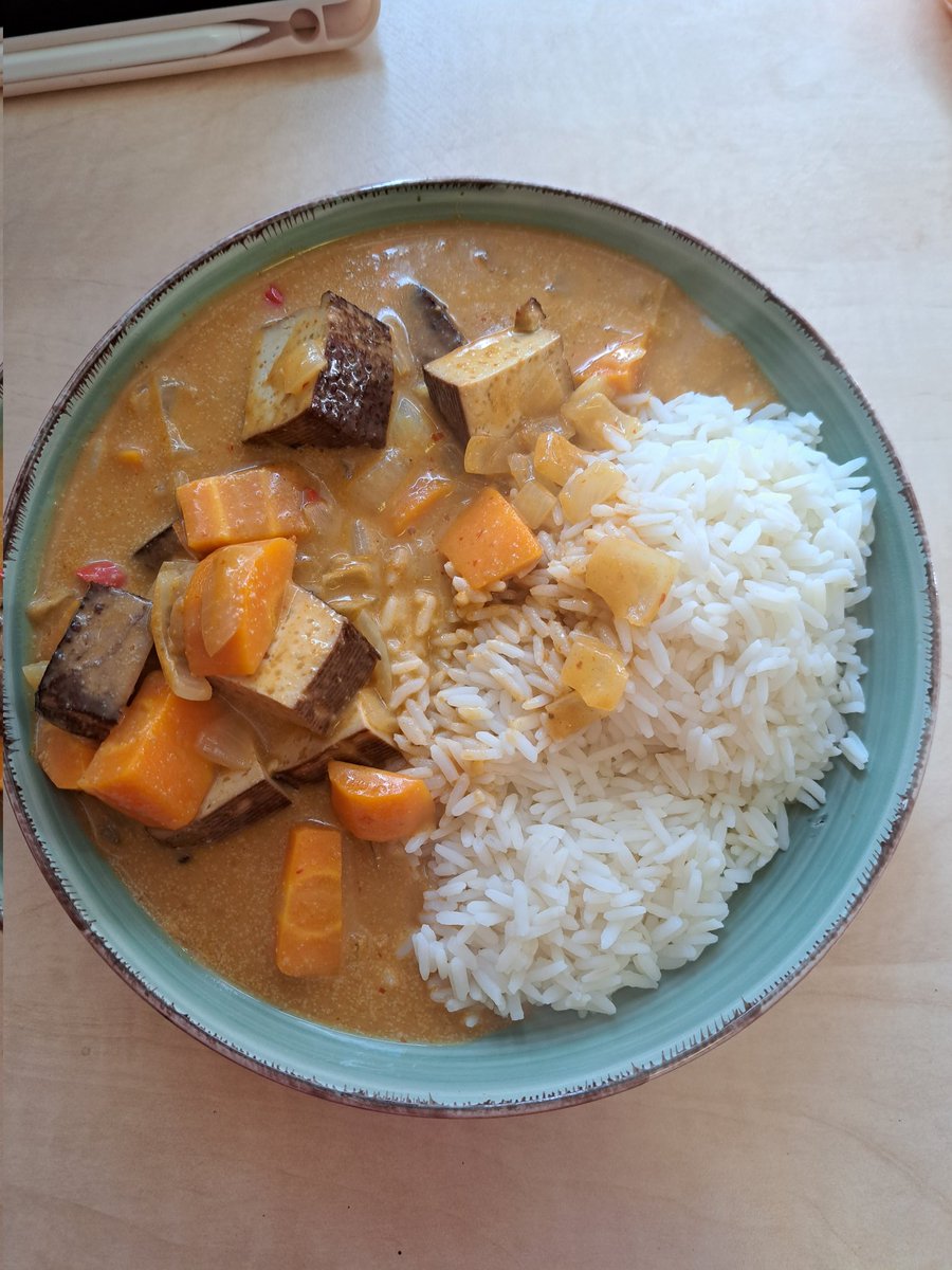 dalkomangg's tweet photo. 280923

Ugh I ate so much today.

I didn't even take pictures anymore at this point. Just of the curry I cooked I was so proud! And went on a 40min walk :-( but snacked sm throughout the day https://t.co/2uzBNhUfjY