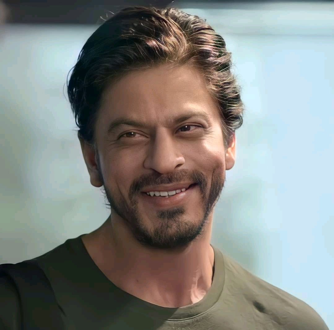 media_akb's tweet photo. Biggest Clash in Indian Cinema History 🔥
 You’re Supporting This Christmas? 

Like For #Dunki 
Retweet For - #Salaar 

#ShahRukhKhan #Prabhas 
#SalaarOnDec22nd #SalaarCeaseFire https://t.co/XlZYwM2Xc1