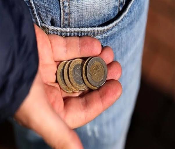 İstanbulda bir kız öğrenci yurdu önü!
Baba kızını yurda bırakıyor,
kız babasına: "baba bari 10 TL versen diyor"
Baba: "kızım vallahi yok" diyor. Kız boynu bükük yurda girerken konuşmayı duyan bir esnaf babaya 100 TL uzatıyor ve
çabuk diyor kızı geri çağır

Arka cebimde kalmış, al