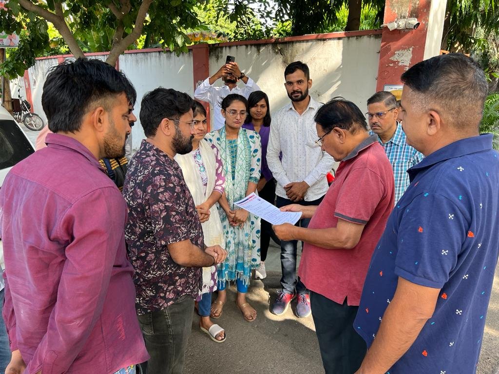 MahanagarTimes_'s tweet photo. #Jaipur : फाइयरमैन भर्ती में चयनित अभ्यर्थियों को नियुक्ति देने की मांग को लेकर राजस्थान बेरोजगार एकीकृत महासंघ अध्यक्ष उपेन यादव ने यूडीएच मंत्री शांति धारीवाल को ज्ञापन सौंपा l
@TheUpenYadav @MahanagarTimes_ #JaipurNews #RajasthanNews #ShantiDhariwal #MahanagarTimes #NewsUpdates #LatestNews #LatestUpdate