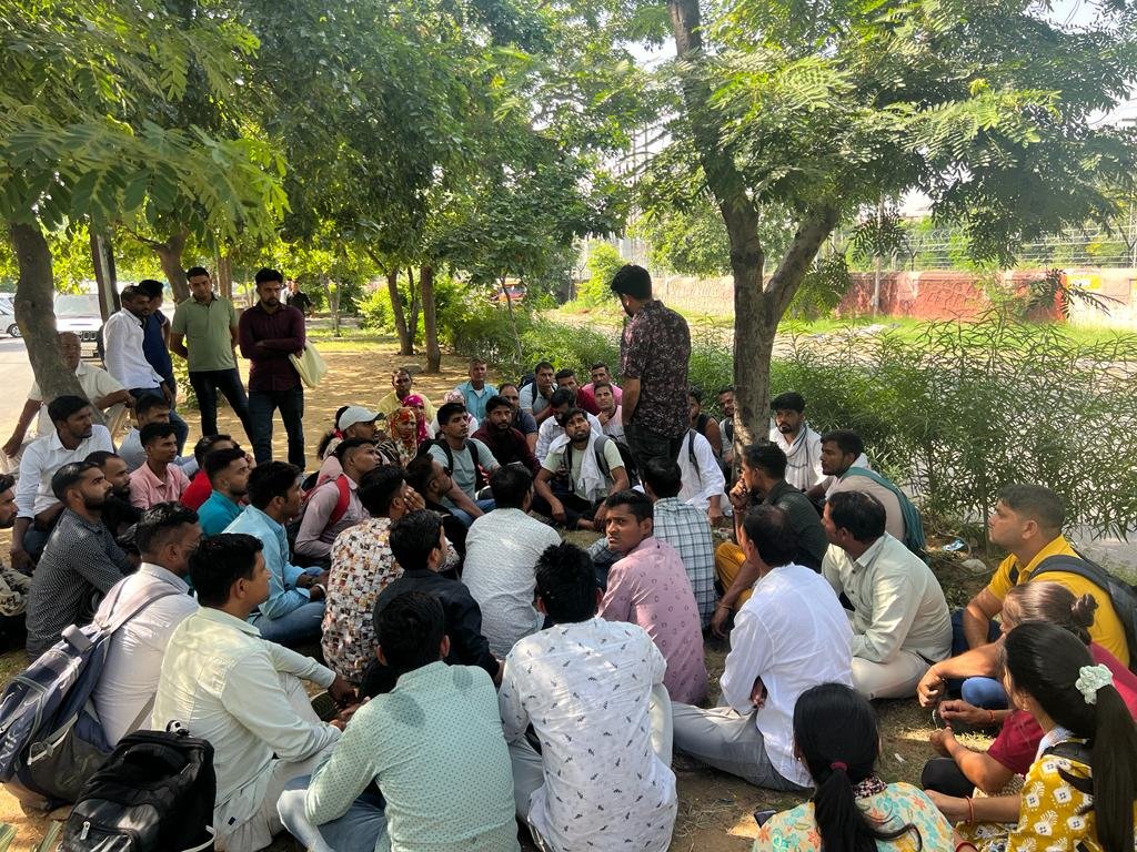 MahanagarTimes_'s tweet photo. #Jaipur : फाइयरमैन भर्ती में चयनित अभ्यर्थियों को नियुक्ति देने की मांग को लेकर राजस्थान बेरोजगार एकीकृत महासंघ अध्यक्ष उपेन यादव ने यूडीएच मंत्री शांति धारीवाल को ज्ञापन सौंपा l
@TheUpenYadav @MahanagarTimes_ #JaipurNews #RajasthanNews #ShantiDhariwal #MahanagarTimes #NewsUpdates #LatestNews #LatestUpdate