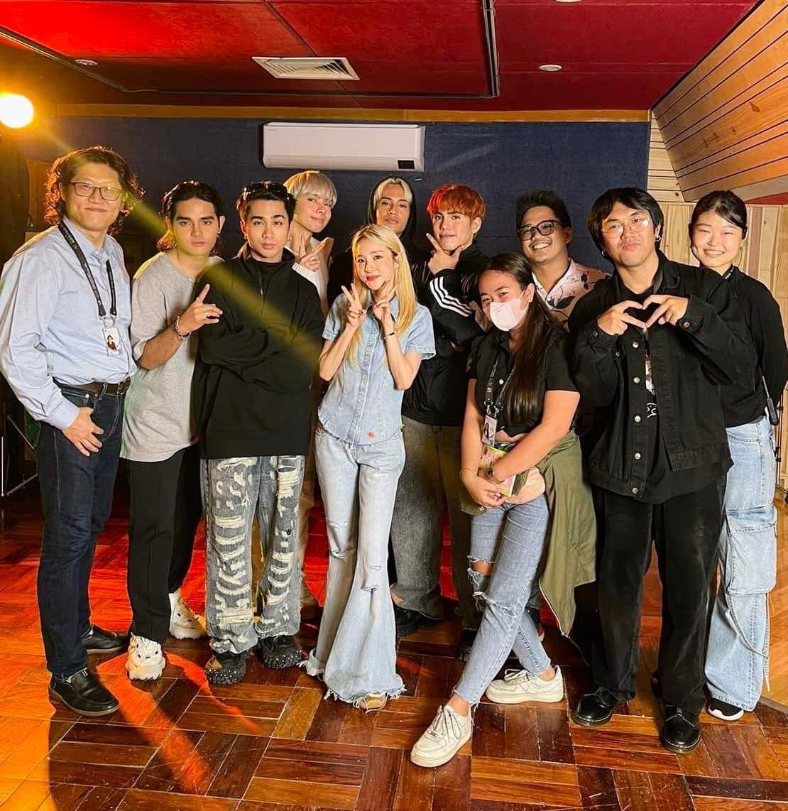 DARA at Wild Grass Studios Philippines post

'Great to have SB19 and Sandara Park here at Wild Grass Studios! Watch out for their upcoming collab, it's going to be explosive!

#wildgrassstudios #recordingstudio #recordingsession #videoshoot'

#SandaraPark #산다라박