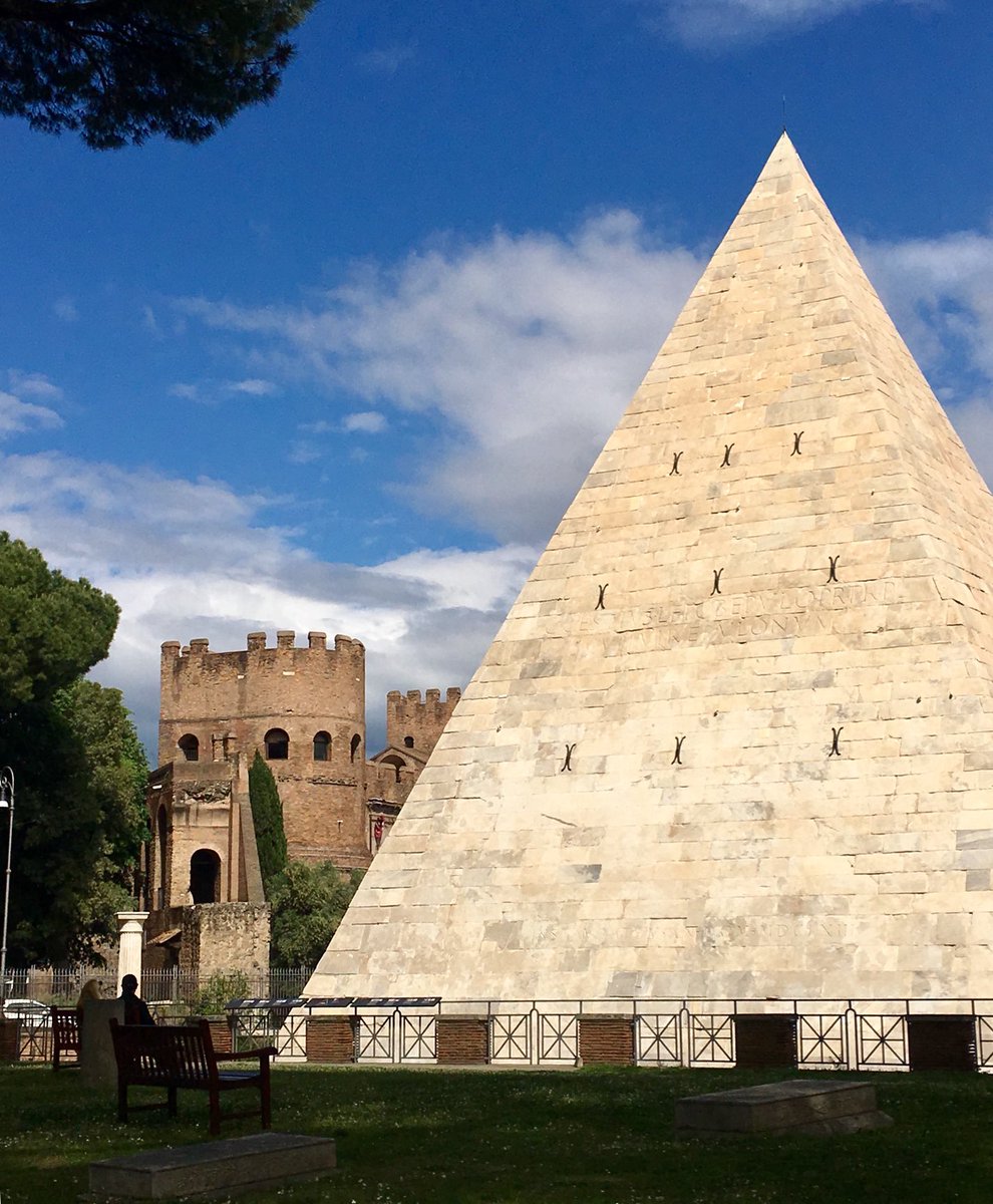 Un angolo di #Roma 🤍 che amo esplorare… 
La Piramide Cestia (18-12 a.C. circa) con sullo sfondo Porta San Paolo.
#Testaccio 
#Rome