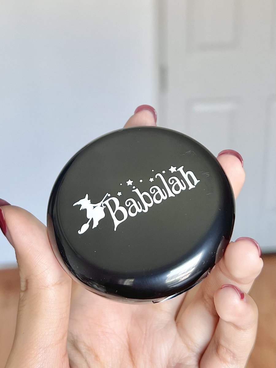 plengssp's tweet photo. #แป้งแม่มด Babalah คือกริบจริงอะไรจริง ปกปิดดีไม่เป็นคราบ กันน้ำกันเหงื่อ เป็นแบรนด์ไทยอีกตัวที่อยากแนะนำมากๆ ถูกและดีจริงๆ ตอนนี้ซื้อที่7-11 ได้แสตมป์ 2 ดวงด้วยนะ รีบไปตำ #Babalah #รีวิวเซเว่น #แสตมป์เซเว่น https://t.co/g9eazTBvkK