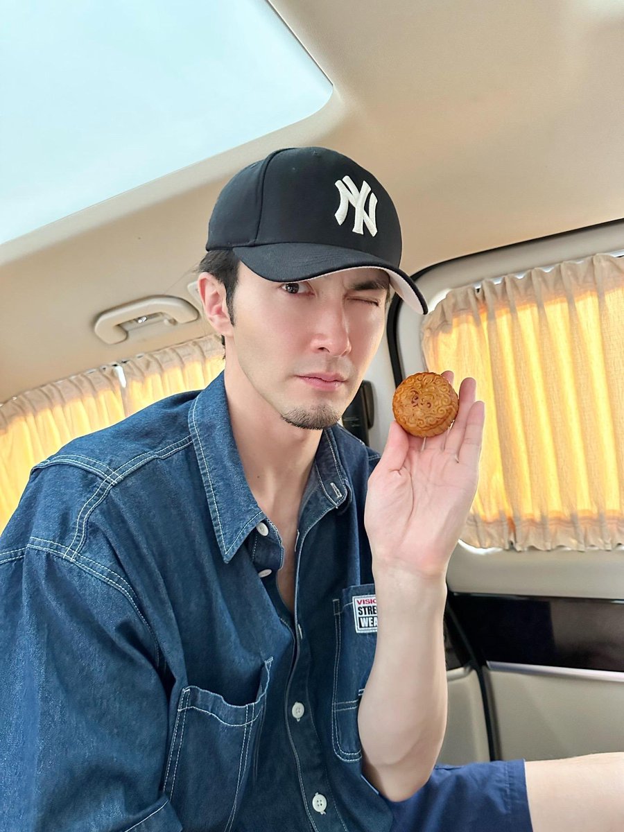 JNocturnes's tweet photo. ยังไม่หมดจ้า 

#เกาเหว่ยกวง อัพ DY ส่งคำอวยพร “ขอให้ทุกคนมีความสุขในวันเทศกาลไหว้พระจันทร์นะครับ” อร้ายเห็นหน้าแล้ว หล่อมาก 

#GaoWeiguang 
#VengoGao #高伟光 #고위광 https://t.co/CsoPjYEMne