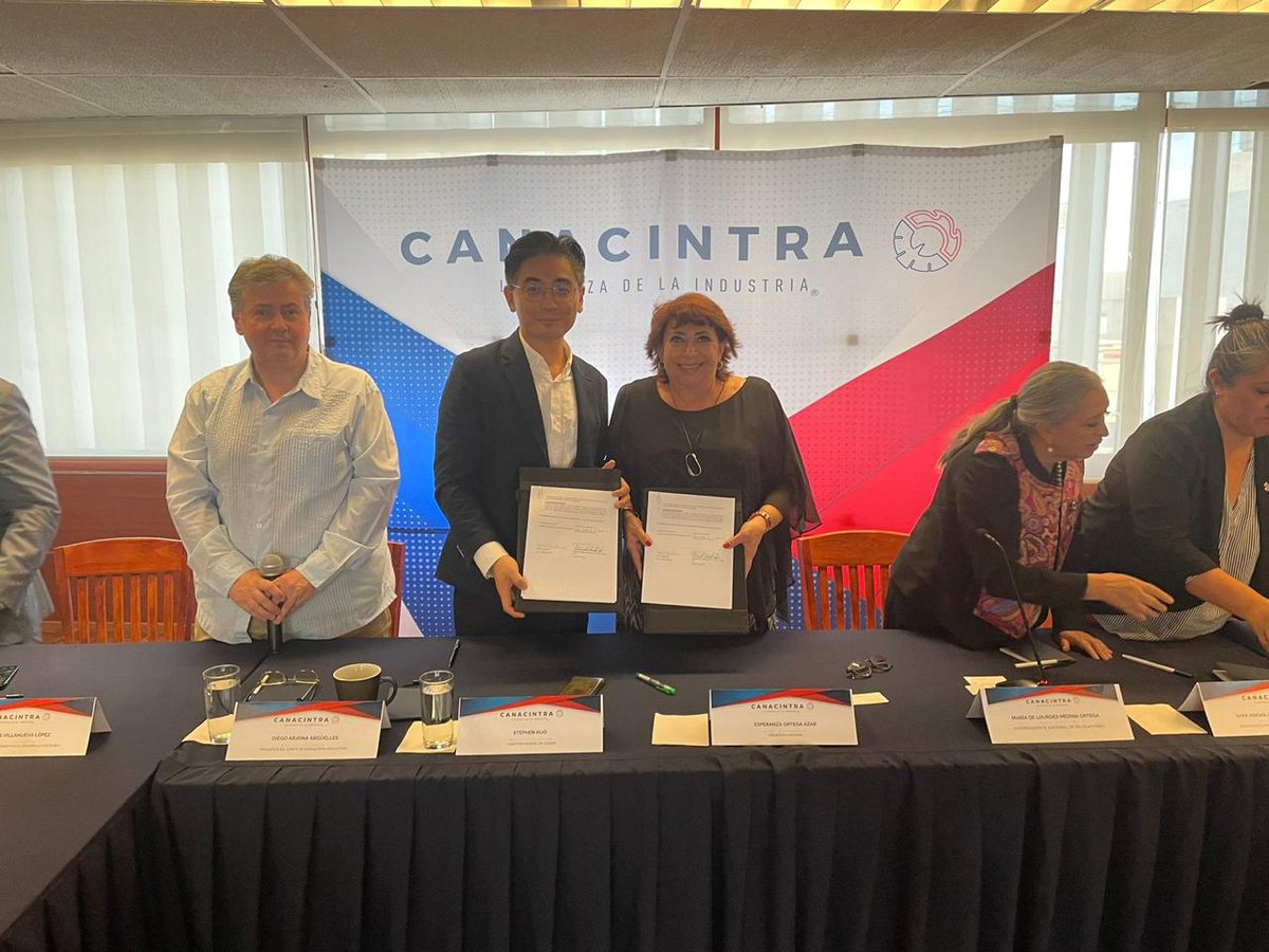 CANACINTRAMex's tweet photo. Con el compromiso de impulsar la innovación en México, se firmó un acuerdo de colaboración entre CANACINTRA y @AlibabaGroup.

Gracias a este convenio se capacitará, promoverá y se permitirá que empresas mexicanas aceleren la expansión del comercio electrónico B2B. https://t.co/bCPA4HPsSF