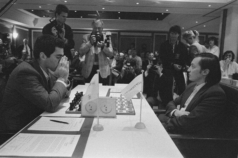 JustChessSports's tweet photo. They faced each other five times for the world chess title. One represented the Soviet regime, the other the renewal. They distrusted and spied on each other, but when Kasparov was arrested for opposition, only a former rival dared to visit him: Karpov.
-@ajedrezCAIchess #Chess https://t.co/010DuP7V3f
