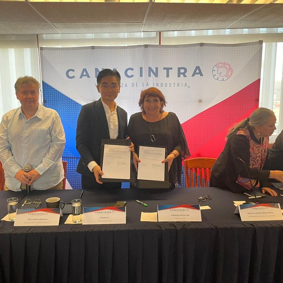ESPEAZAR's tweet photo. En @CANACINTRAMex seguimos construyendo alianzas con empresas de renombre a nivel internacional.

Gracias a nuestro convenio con @AlibabaGroup, las empresas mexicanas recibirán capacitación y apoyo para que aceleren la expansión del comercio electrónico B2B. https://t.co/FyfMKkfhCh