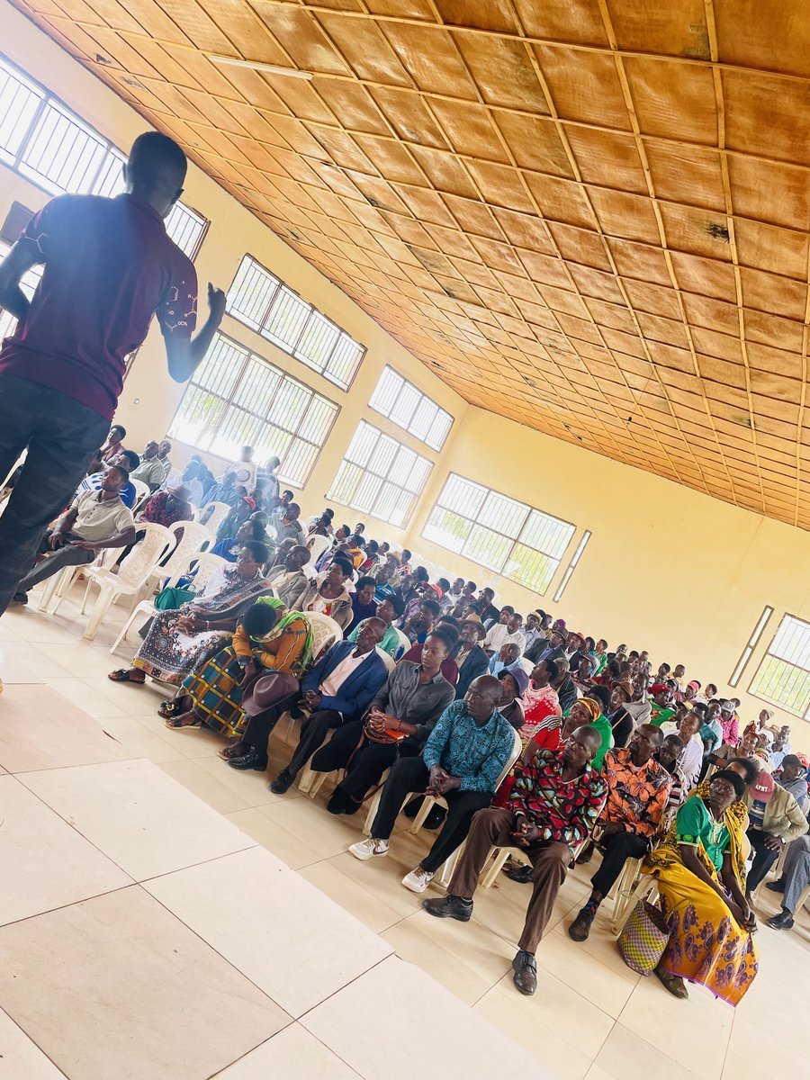 On #WorldRabiesDay2023 The students of <a href="/Uni_Rwanda/">University of Rwanda</a> , School of Veterinary Medicine together with VIEW team ( Dr David &amp; Dr Charline) conducted rabies awareness in <a href="/NyagatareDistr/">Nyagatare District</a>  #Karangazi sector where the community were made aware of rabies prevention!
#WorldRabiesDay2023