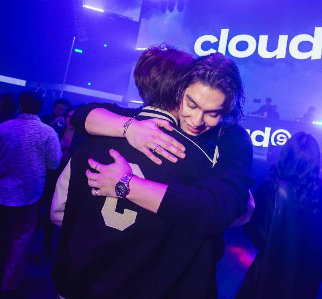 sabrixxvans's tweet photo. Bright abrazando a Nanon en su fiesta… ha sido su hermanito pequeño siempre ❤️‍🩹😭 https://t.co/ShoiDHjWrP
