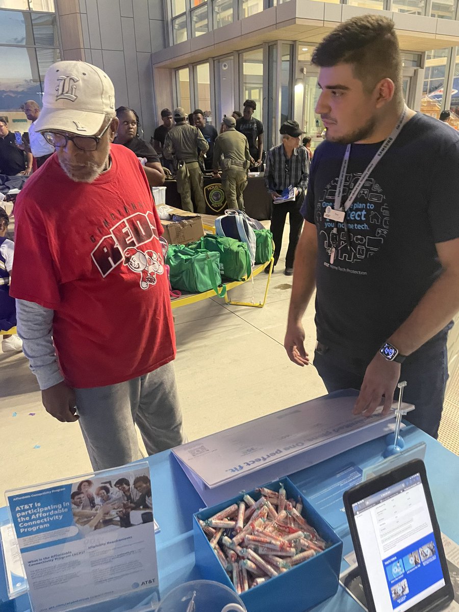 kirsten_peavey's tweet image. Thank you to the STX Sales Event team for partnering with Prime for the Alief #NNO event! It was awesome to educate our community on the affordable products &amp;amp; services AT&amp;amp;T has to offer! 🌐🛜
@AshleyBurgess0 @DorcasTylerTX @VictorMor_ @Ahmad_Al02 
#pARtnership #STXfiberflex #ACP