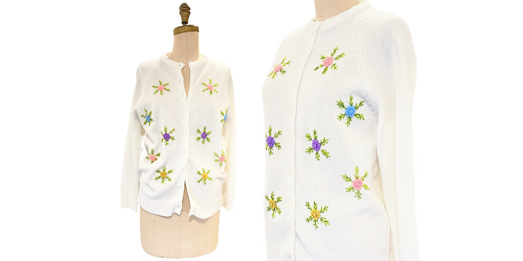 RetrouvBiz's tweet photo. Vintage 1960s embroidered floral cardigan | 60s button front white sweater with embroidered flowers | size medium https://t.co/M9PDuyadWi #RetrouverBiz #Etsy vintage #SpringSweater https://t.co/ceYkIPsco0