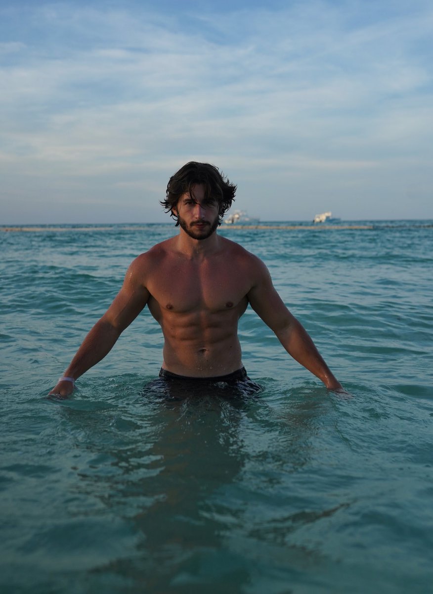 O homem mais bonito do mundo curtindo uma praia no Caribe