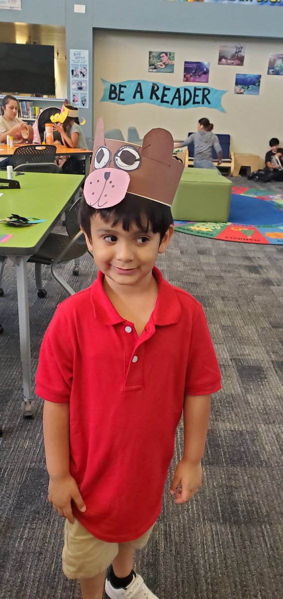 ReesLibrarian's tweet photo. We had so much fun with our @ReesStars families at library night. Everyone enjoyed making and wearing Goldilocks and bear hats! Even @MireyaFromTX  wore one! @KathyCherryAP @Alief_Libraries https://t.co/WuAAyJjY4e