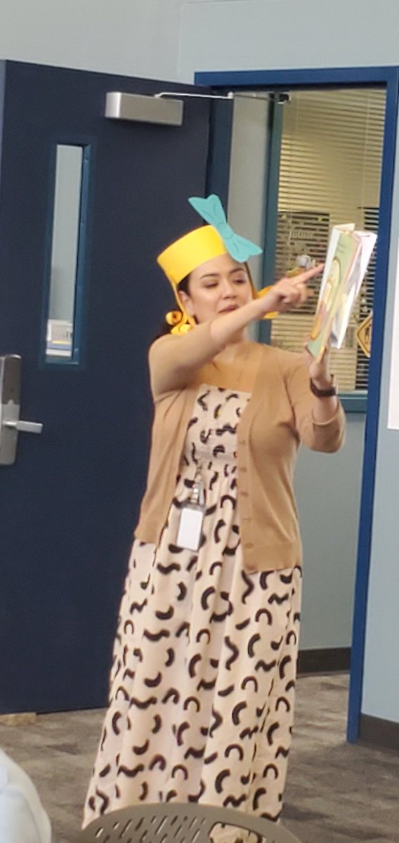 ReesLibrarian's tweet photo. We had so much fun with our @ReesStars families at library night. Everyone enjoyed making and wearing Goldilocks and bear hats! Even @MireyaFromTX  wore one! @KathyCherryAP @Alief_Libraries https://t.co/WuAAyJjY4e