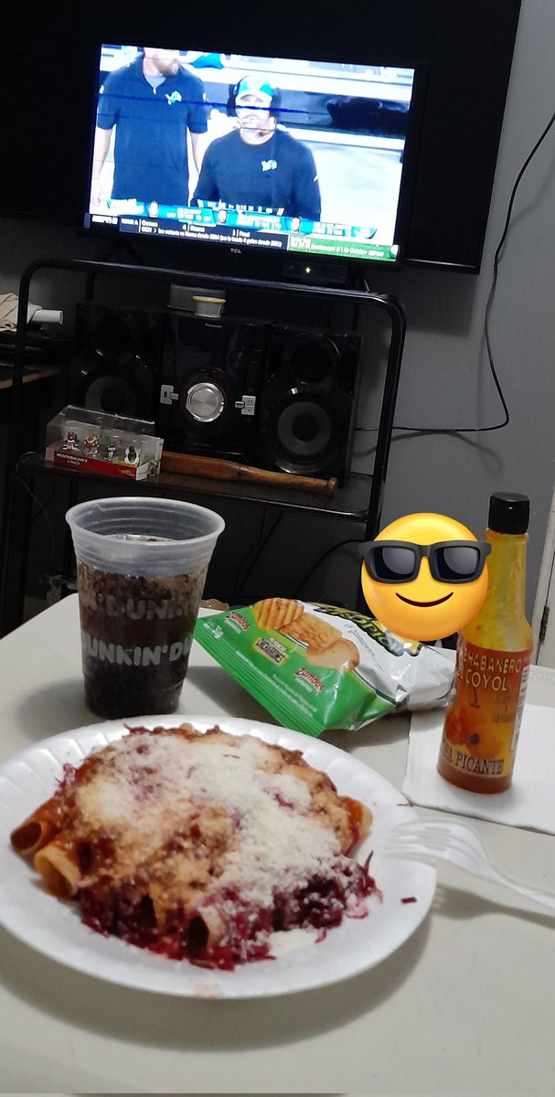 Vikingohnrojo's tweet photo. Cenando con mi hijo Hécto Baquedano
Saludos @cprocuna y @espnsutcliffe
#NFL x #ESPN
Desde Tegucigalpa, Honduras.
Viendo #ThursdayNightFootball https://t.co/L6rBfsGVFM