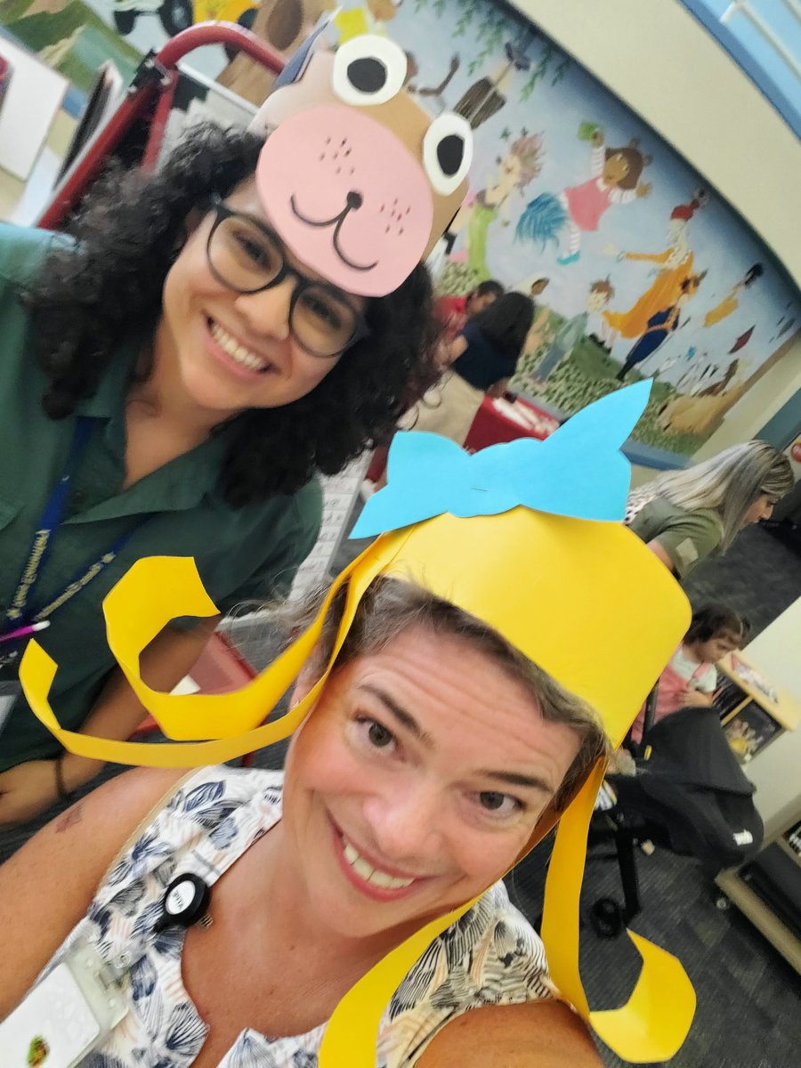 ReesLibrarian's tweet photo. We had so much fun with our @ReesStars families at library night. Everyone enjoyed making and wearing Goldilocks and bear hats! Even @MireyaFromTX  wore one! @KathyCherryAP @Alief_Libraries https://t.co/WuAAyJjY4e