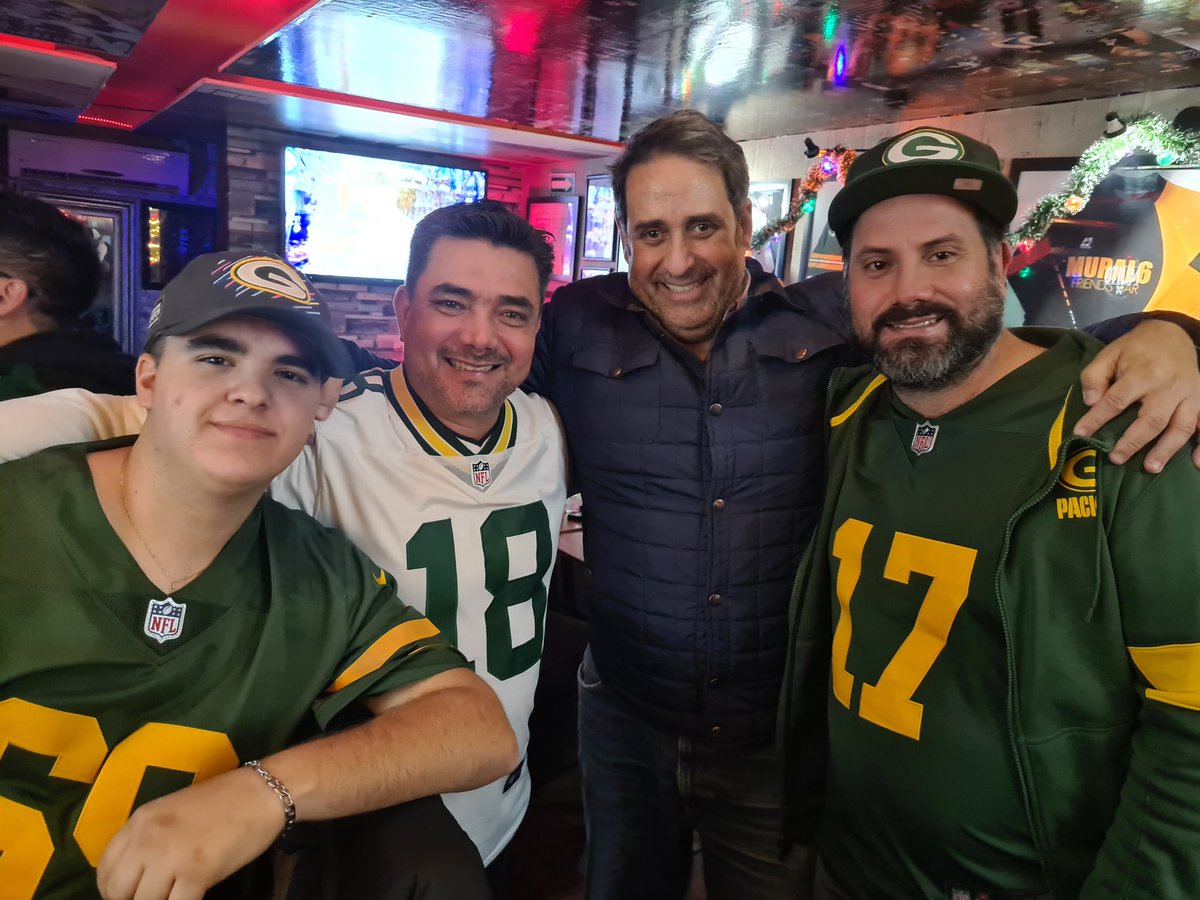 alejandroleonl's tweet photo. Saludos a @rgarciaochoa el mejor de #FOX de Alex Leon y amigos desde #Mural6 en Leon Guanajuato. @PackersMxicanos @CentralFOXMX @Packers_Mx https://t.co/bMIdJlUIkh