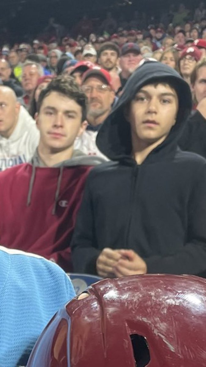 Phil_E_Phanatic's tweet photo. Lol at the two high boys behind the kid https://t.co/UZ3XLDRZco