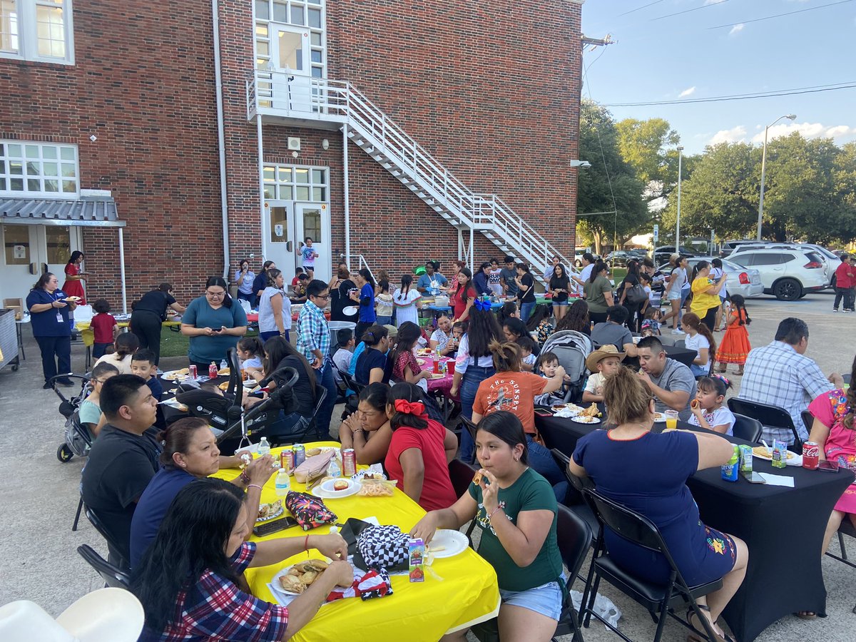 msholt_roundup's tweet photo. THANK YOU to everyone who came out to our #HispanicHeritageMonth Family Potluck! The food, the music, the clothes, and the energy was AMAZING!!! We're so grateful for this opportunity to celebrate our diverse cultures as a @Mount_Auburn community. It's the BEST place to be!!! https://t.co/xfV4ojwp0D