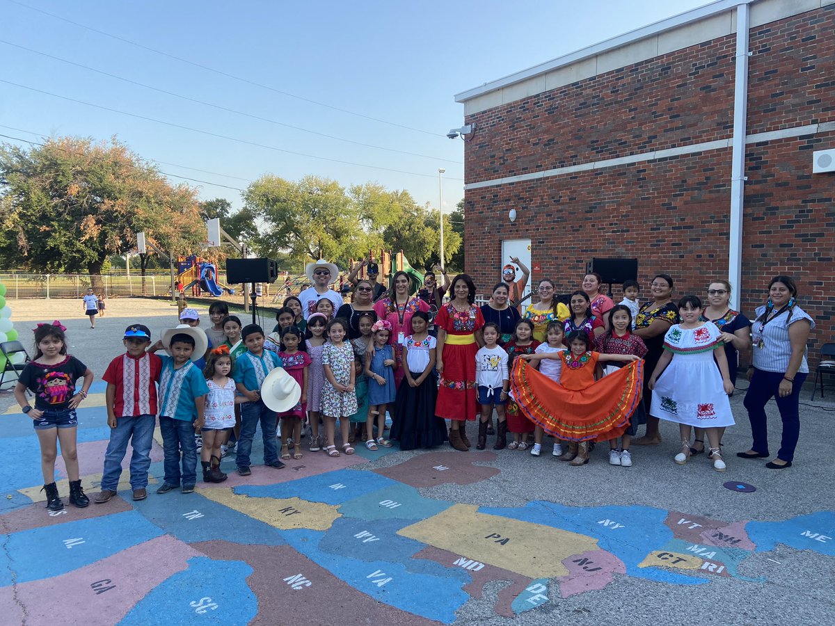 msholt_roundup's tweet photo. THANK YOU to everyone who came out to our #HispanicHeritageMonth Family Potluck! The food, the music, the clothes, and the energy was AMAZING!!! We're so grateful for this opportunity to celebrate our diverse cultures as a @Mount_Auburn community. It's the BEST place to be!!! https://t.co/xfV4ojwp0D
