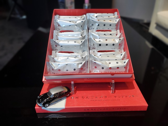 DsStoreShiga's tweet image. K様より、【信州りんごバターサンドクッキー】をいただきました！
K様、お気遣いありがとうございます。
おやつ休憩にスタッフみんなでいただきます♪
今後ともどうぞ、よろしくお願い致します(*^^*)

#DSstore
#DSstore滋賀
#プレゼント