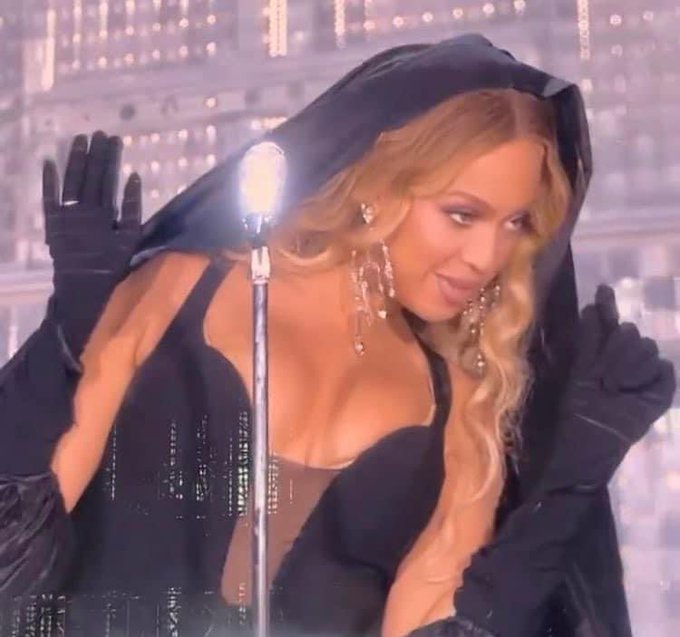 Me at the restaurant watching other ppls plates pass by while I&rsquo;m waiting on mines https://t.co/mbVh<a href="/tag/hydeiabroadbent"class="tags"><span>#hydeiabroadbent</span></a>