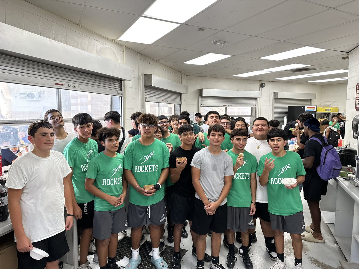 CoachABanks3's tweet photo. Today was our 1st Moms &amp; Sons Ice Cream 🍨 social and it was a hit. Moms from all levels were able to get hands on experience running drills like their Athletes today. Not to mention I had to showcase my skills😉 I just LOVE MY FOOTBALL FAMILY🥰🥰🥰 #Rocket4Life https://t.co/PGH5FKIiAe
