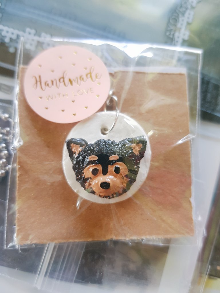 s00nshimgureum's tweet photo. This marks my 1st year anniversary of  getting budol-ed by this shop! Thank you always Ray @kookgibuys for the smoothest transactions. 💜 And thank you as well Riri for the secured packaging. Also love the Yeontan keyring freebies 🥺💚 

#fromkookgi https://t.co/CeI3ZswwXC