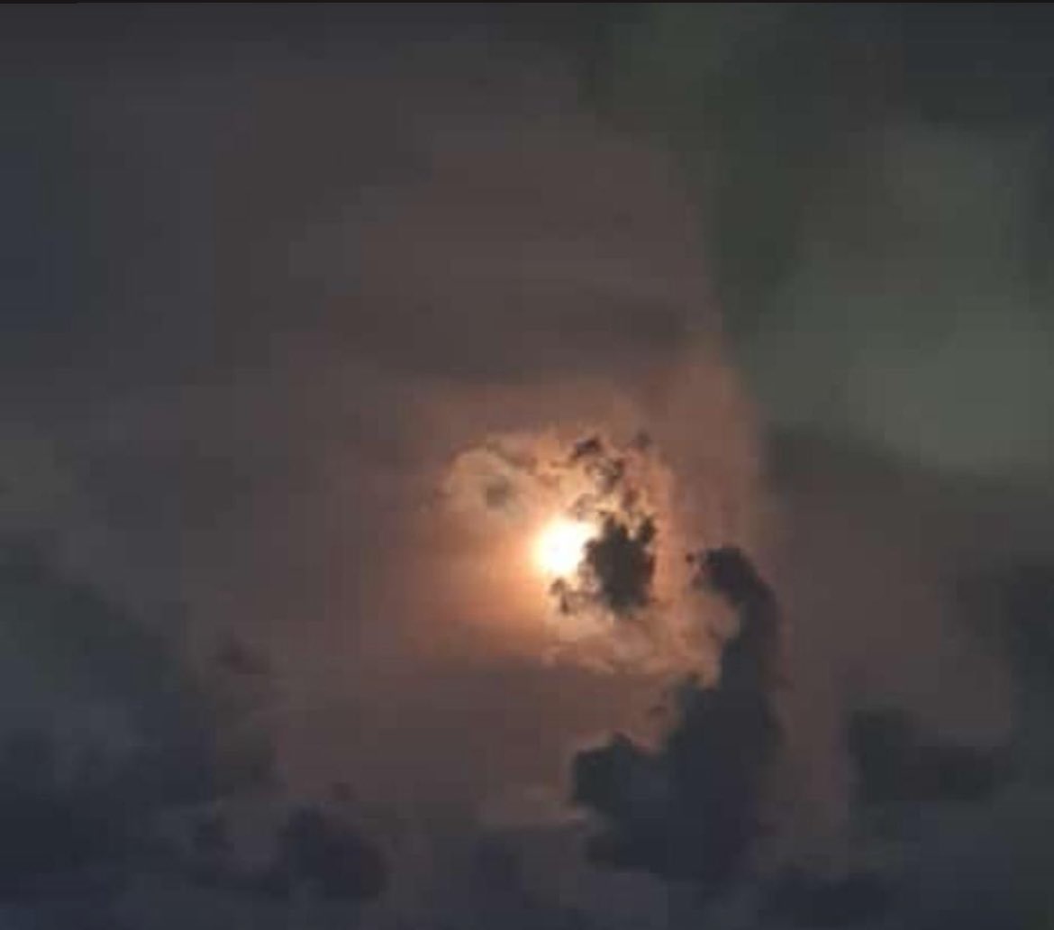 vickyeskivel's tweet photo. Quizás la magia no esté en la luna, si no en lo que piensas cuando la ves brillar. ✨❤️♾️ https://t.co/ZJHnm5axLk