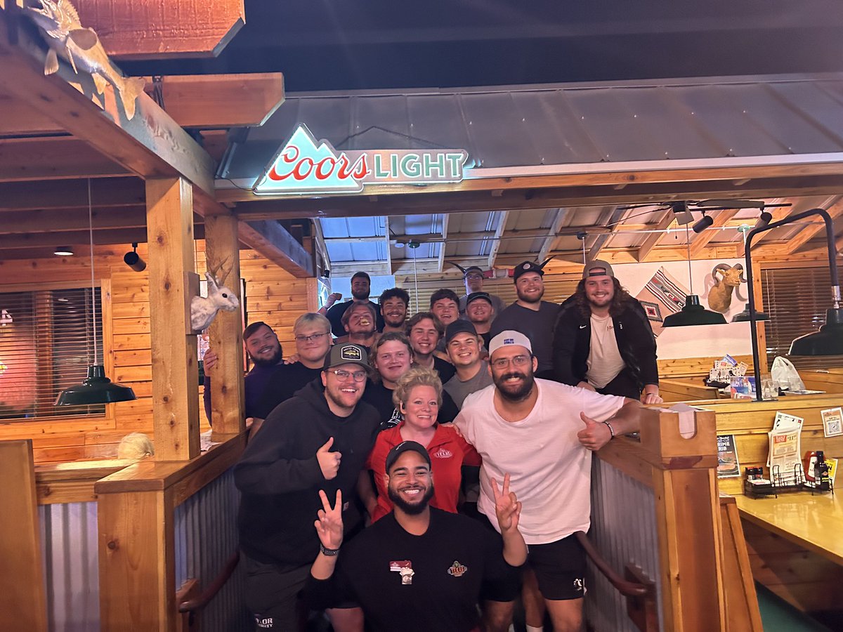 TUOLtrojans's tweet photo. Some pictures of our guys tackling the Texas Roadhouse roll challenge! 

🚨TOP 3 EATERS🚨
1. Big Jon 38 rolls 
2. Sammy P 33 rolls
3. Kyle 31 rolls

TOTAL: 354 rolls eaten tonight! 

Honorable Mention (Gluten Free):
Levi attacked the 24 OZ T-Bone Steak https://t.co/0kb0NnqOLf