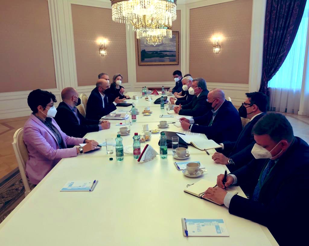 ICYMI. Ariane Tabatabai at #IranDeal Vienna Talks,  on the “US side” while on Rob Malley’s team. 

As I said at the time: “How nice the IRI Regime is negotiating with the IRI Regime.”