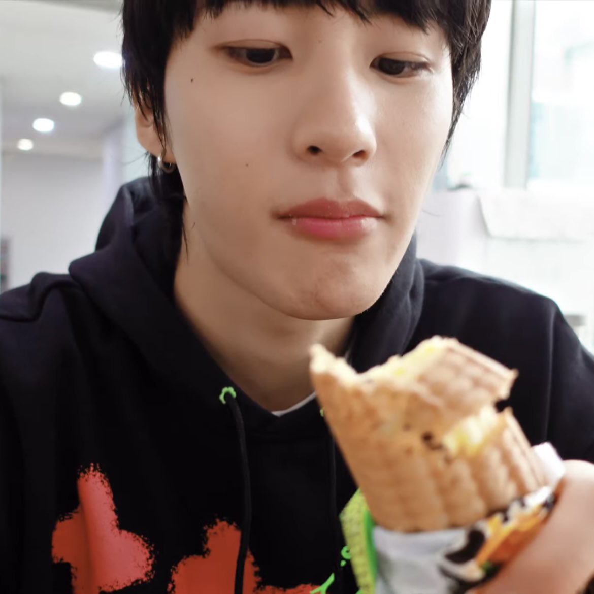 zzang3boy's tweet photo. 입에 묻었어요 강아지야 https://t.co/KC9B8f1iEH