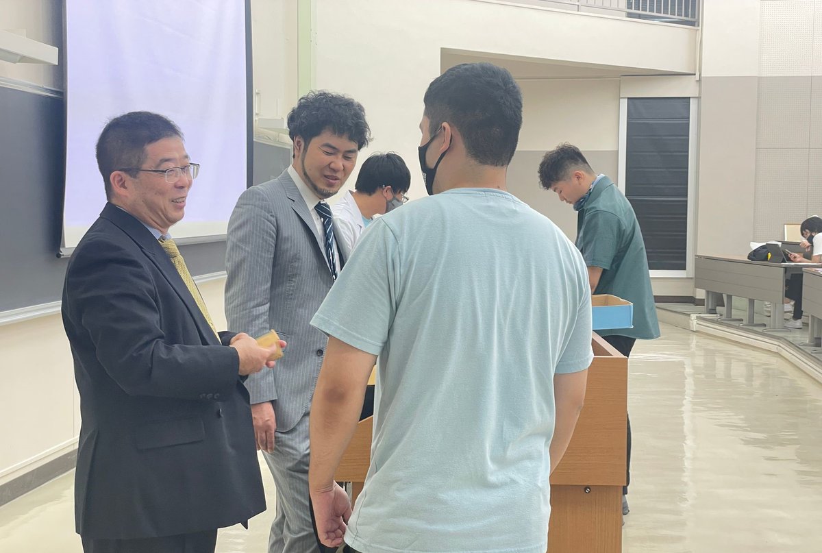achievement33's tweet photo. #日本大学松戸歯学部 の共同開発授業に
��たなべ歯科院長の渡辺勝氏が
ゲスト講師として登壇いたしました！

歯科医師として歯を治すことだけではなく
接するご家族にとってどんな存在でありたいか？
とお話くださいました。

これからも先生方とともに、
学生の皆さんの成長に貢献してまいります。 https://t.co/2TTnAl0eNM